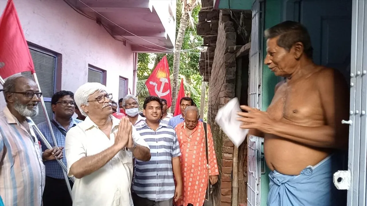 বাড়ি বাড়ি ঘুরে জনসংযোগ ও অর্থ সংগ্রহ করলেন সুজন চক্রবর্তী