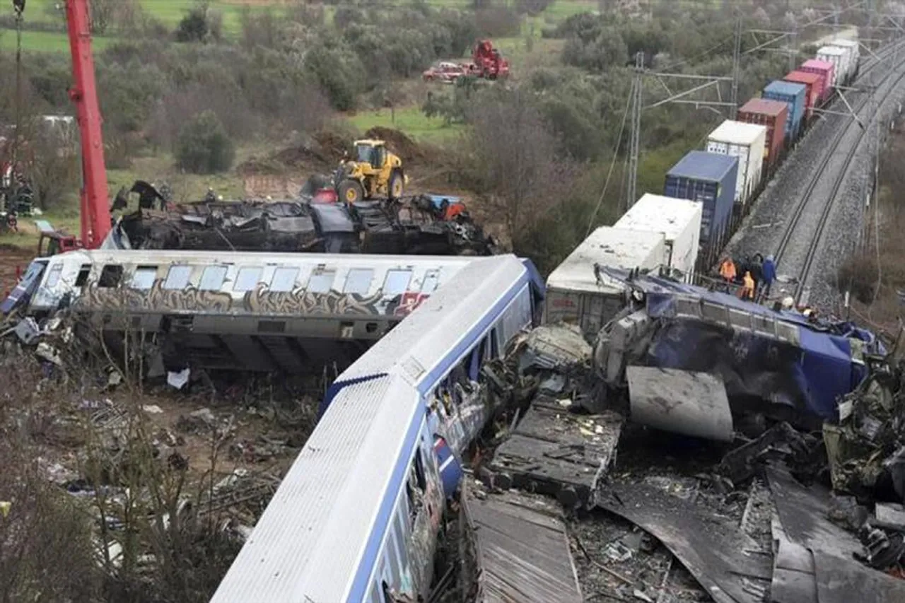 গ্রিসে ভয়াবহ ট্রেন দুর্ঘটনায় স্টেশন ম্যানেজারকে  গ্রেফতার