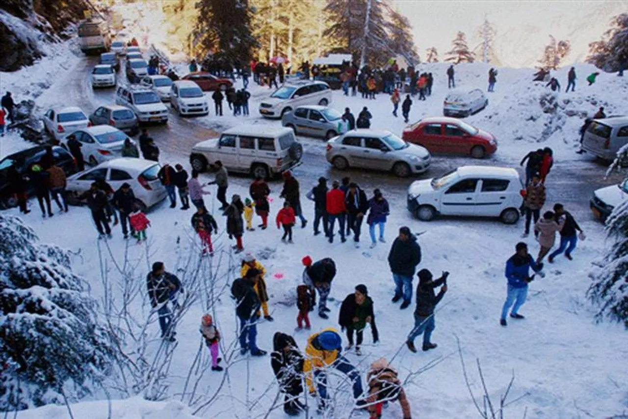 তুষারপাত অব্যাহত থাকায় শিমলায় বাড়ছে পর্যটকদের ভিড়