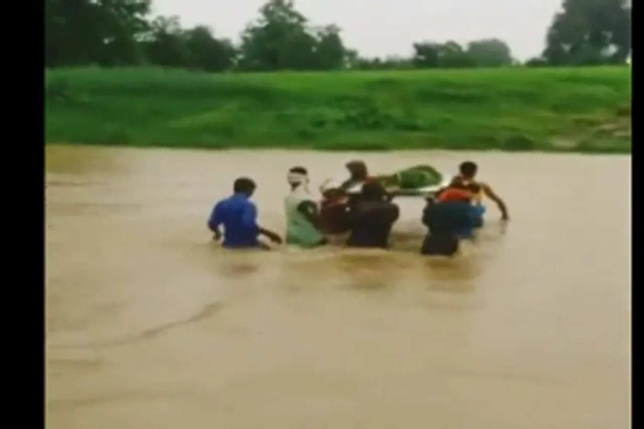 প্রাণের ঝুঁকি নিয়ে গর্ভবতী মহিলাকে বাঁচালেন গ্রামবাসী, রইল ভিডিও