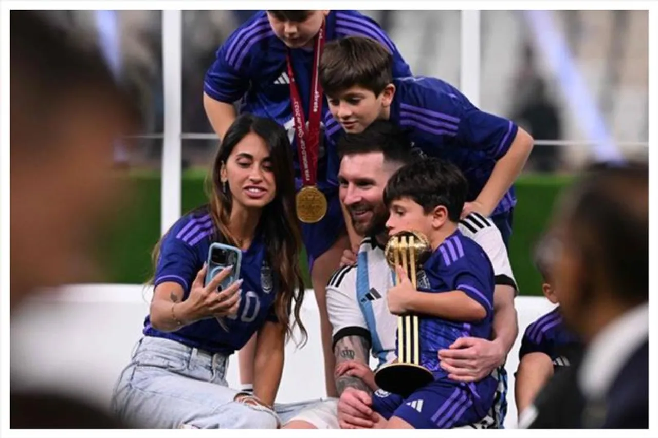 স্ত্রী-তিন ছেলের সঙ্গে আনন্দে গা ভাসালেন মেসি