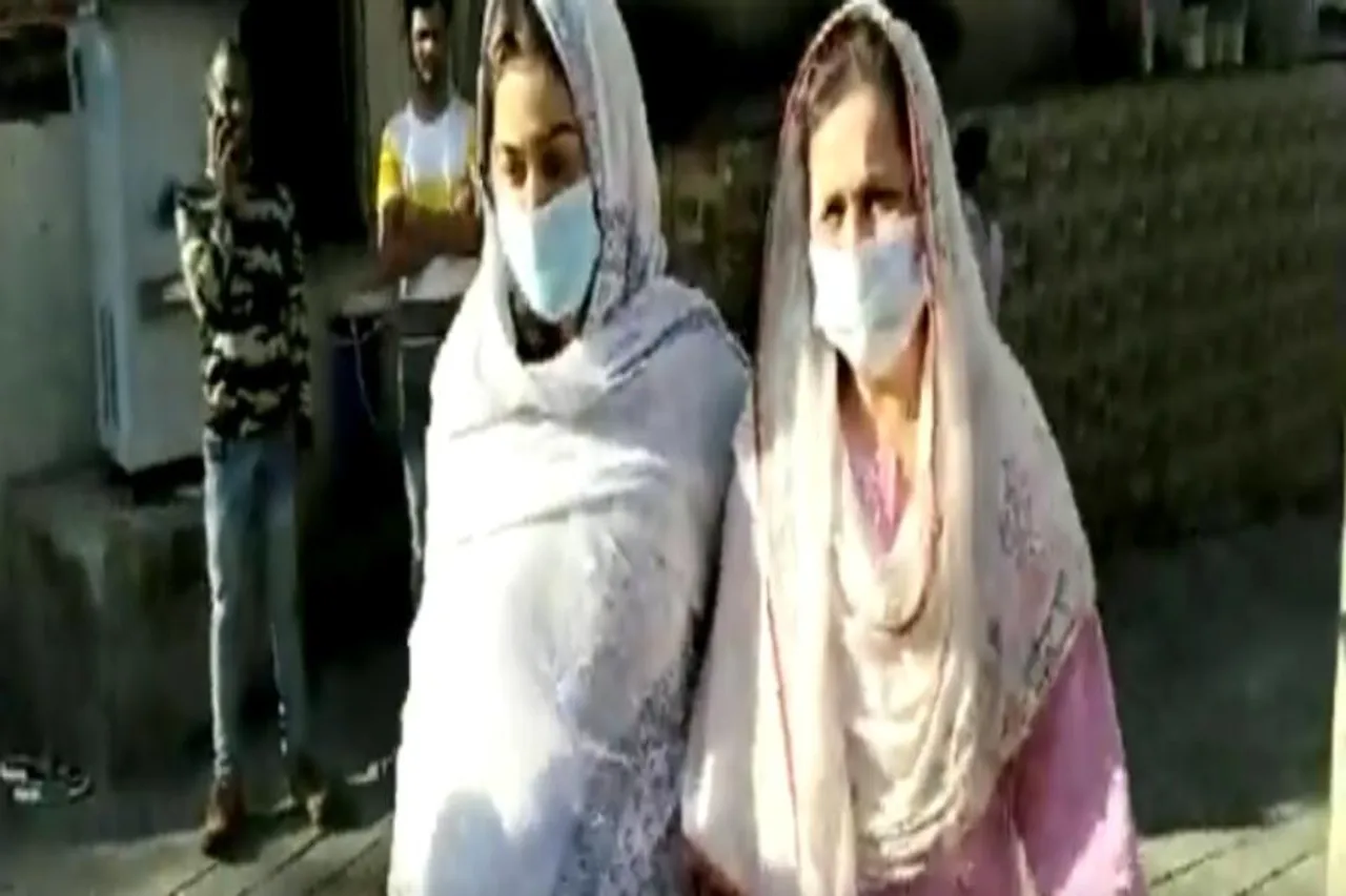 অভিনেত্রী তুনিশা শর্মার শেষকৃত্যে অংশ নিলেন অভিযুক্ত শিজান খানের বোন এবং মা- দেখুন ভিডিও