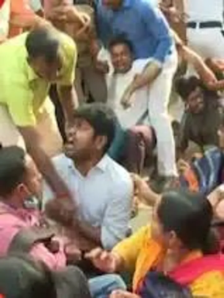 কালীঘাটে মেট্রো স্টেশনের কাছে বসে  পড়ে বিক্ষোভ