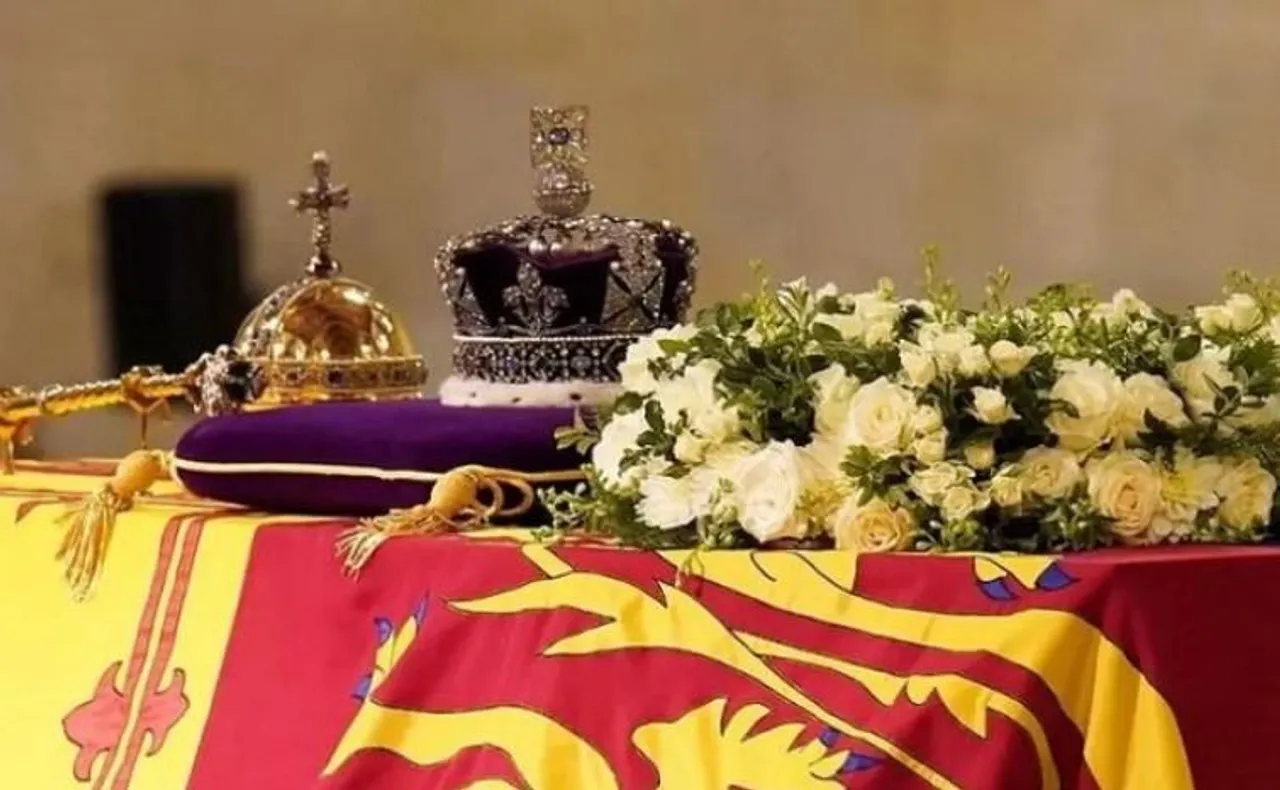 রানির কফিনের সামনে থেকে একজন আটক