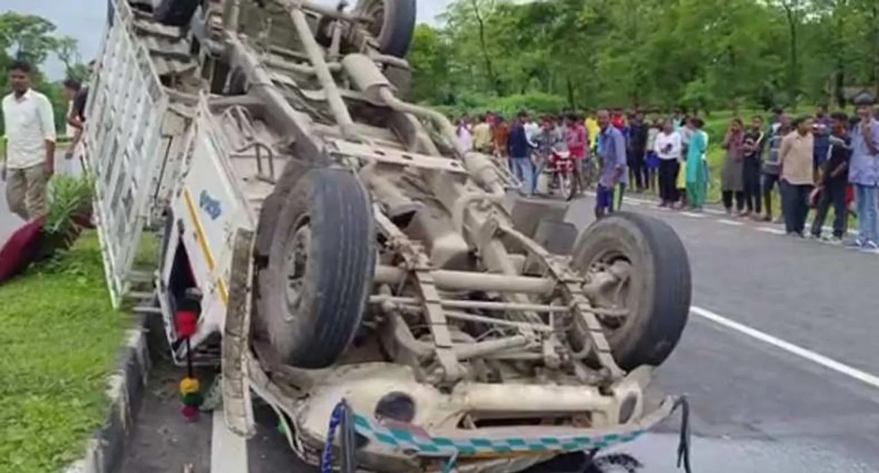 বাগডোগরায় দুর্ঘটনা, পিকআপ ভ্যান উল্টে জখম কমপক্ষে ৫০, মৃত ১