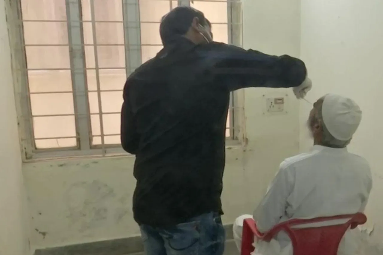 জেলা হাসপাতালে জোরকদমে কোভিড-১৯ পরীক্ষা চলছে