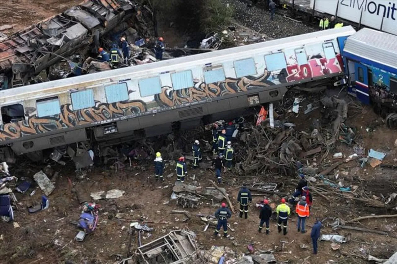 গ্রিসের  ট্রেন দুর্ঘটনায় নিহত বেড়ে ৩৬ জন