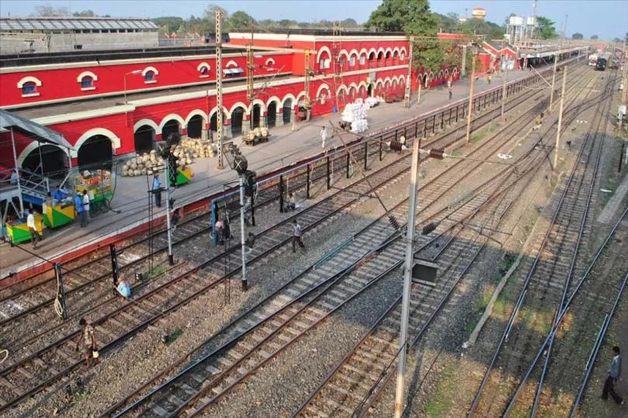 খড়গপুরে ট্রেন চলাচল বন্ধ