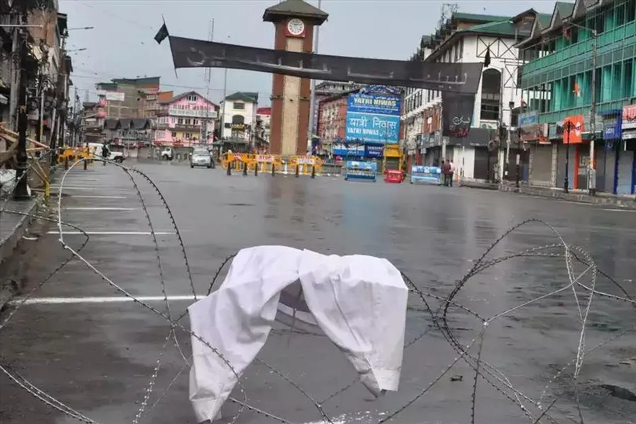 সংবাদমাধ্যমের ওপর কোপ প্রশাসনের