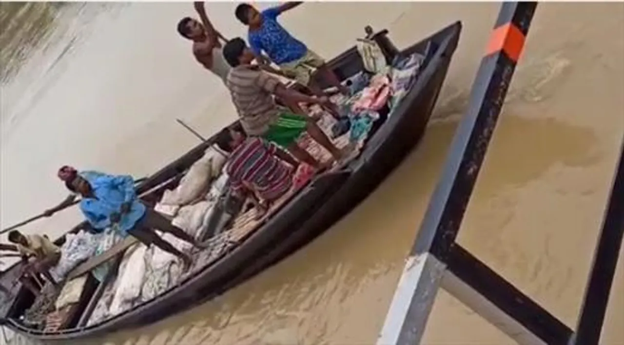 মাঝ নদীতে বিকল  নৌকা , প্রাণে বাঁচলেন আরোহীরা, দেখুন ভিডিও!