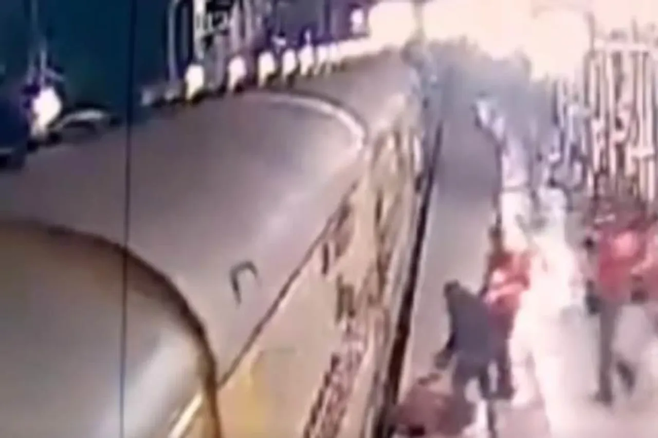 মহিলা যাত্রীর প্রাণ বাঁচালেন আরপিএফ কনস্টেবল