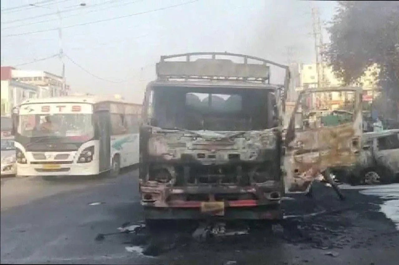 চলন্ত ট্রাকে আগুন ধরে গিয়ে ব্যাপক উত্তেজনা ছড়িয়েছে