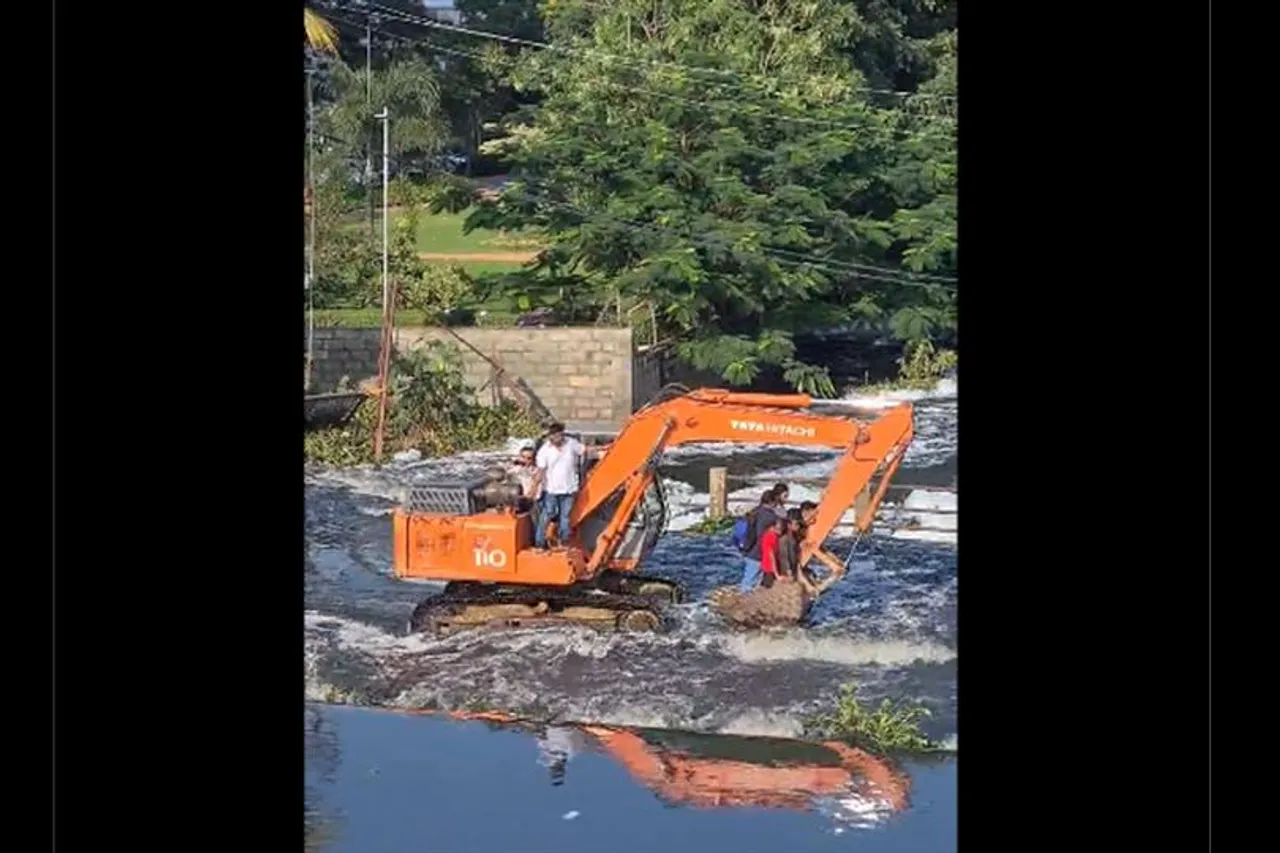 প্লাবিত এলাকায় পারাপার চলছে বুলডোজারে! ভিডিও রিটুইট করলেন আনন্দ মাহিন্দ্রা