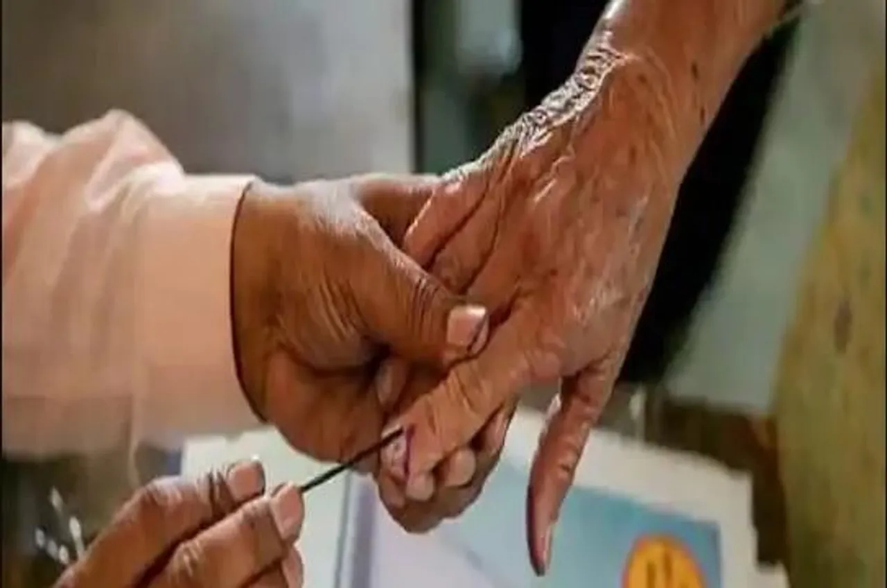 ২০২২: মৈনপুরী লোকসভা কেন্দ্র থেকে বিকেল ৫টা পর্যন্ত ৫১.২ শতাংশ ভোট পড়েছে