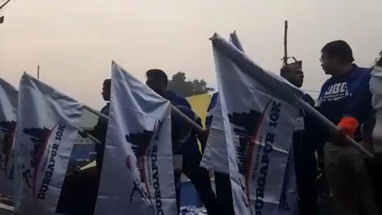 শীতের সকালে দুর্গাপুরে ম্যারাথন