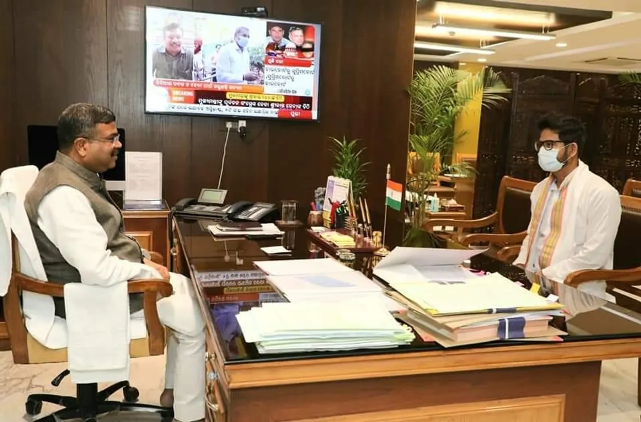 খড়গপুরের বিধায়ক হিরণ দেখা করলেন কেন্দ্রীয় মন্ত্রী ধর্মেন্দ্র প্রধানের সঙ্গে