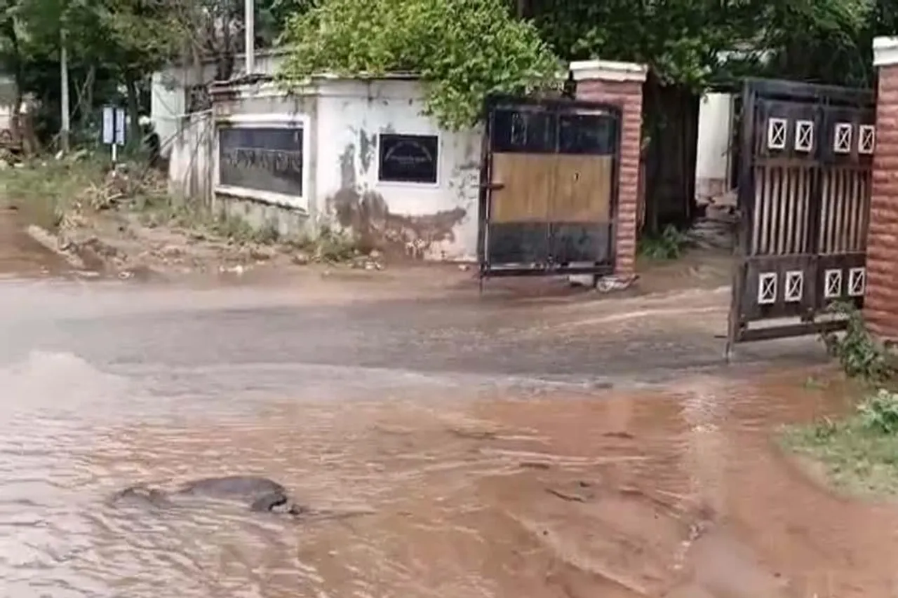 পুঞ্চের বাণিজ্য কেন্দ্রে জল ঢুকে বিপর্যয়