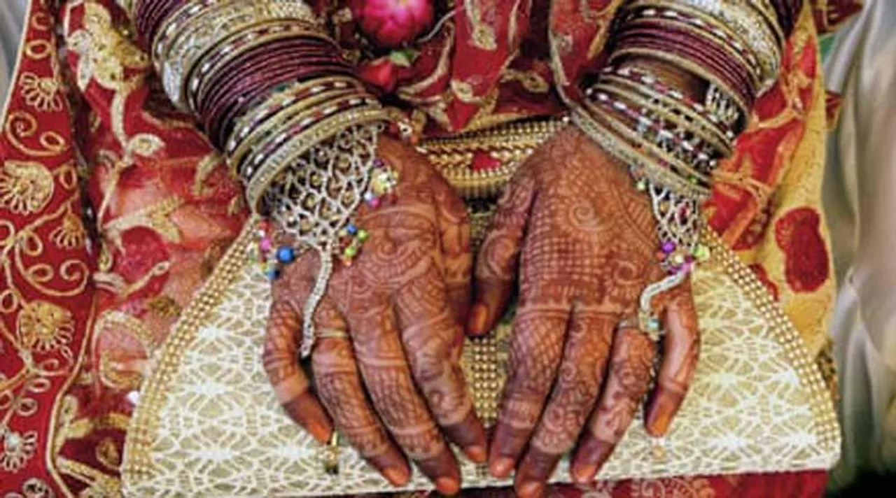 এখনই বাড়ছে না মেয়েদের বিয়ের বয়স