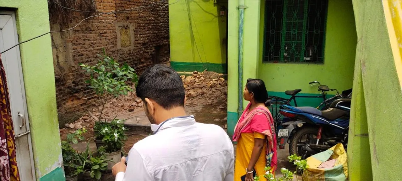 পাঁচিল ভেঙে আহত হলেন এক মহিলা