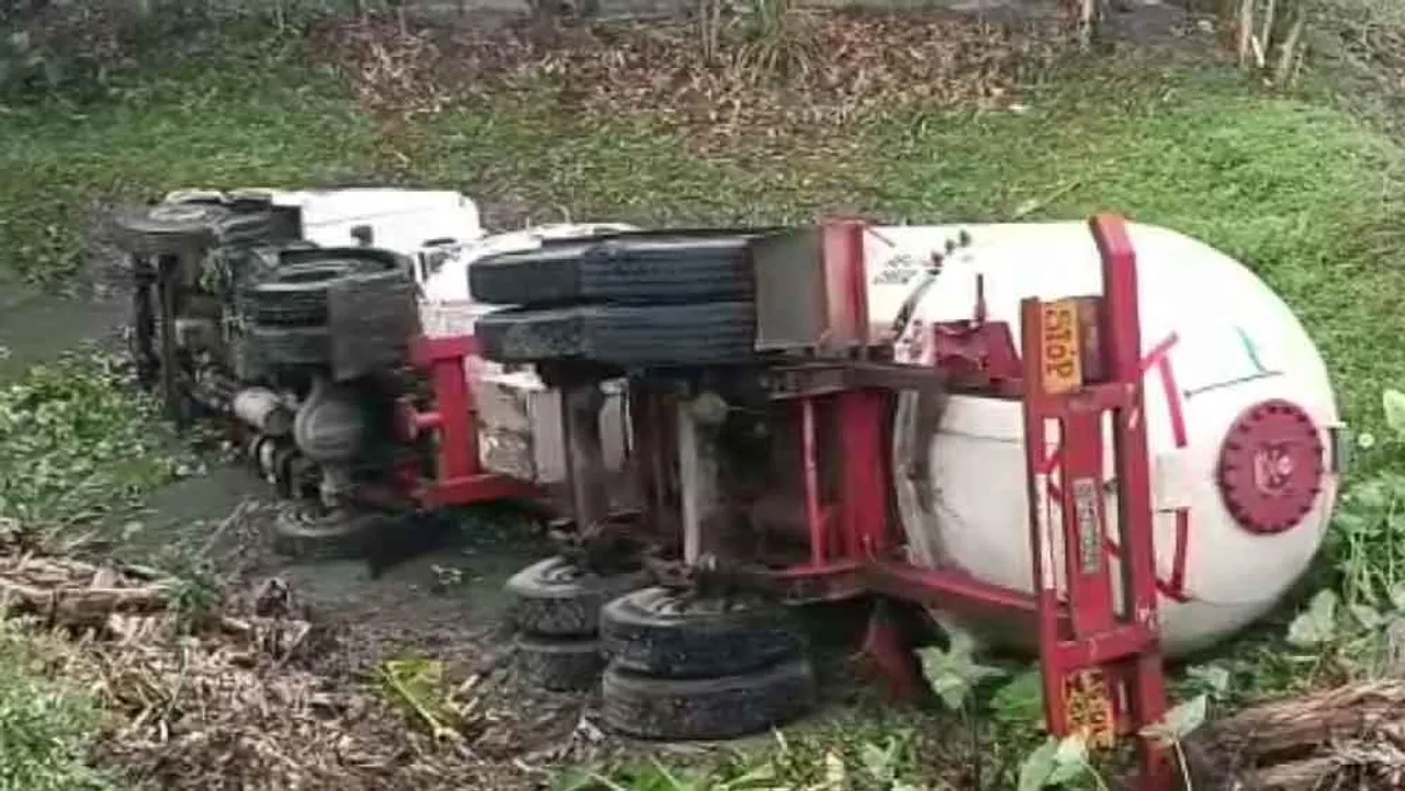 রায়গঞ্জে উল্টে গেল গ্যাসের ট্যাঙ্কার