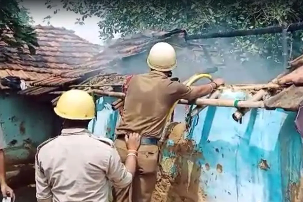 অল্পের জন্য রক্ষা পেল চল্লিশ-পঞ্চাশটি বাড়ি