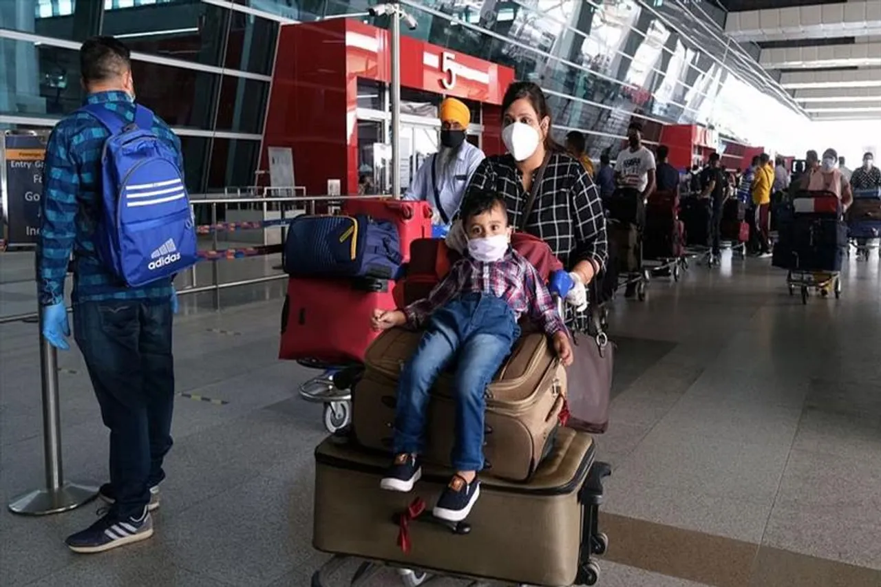 কোভিড নিয়ে সচেতনতার 'পাঠ' দিতে বিমানবন্দরে মোতায়েন করা হবে শিক্ষকদের