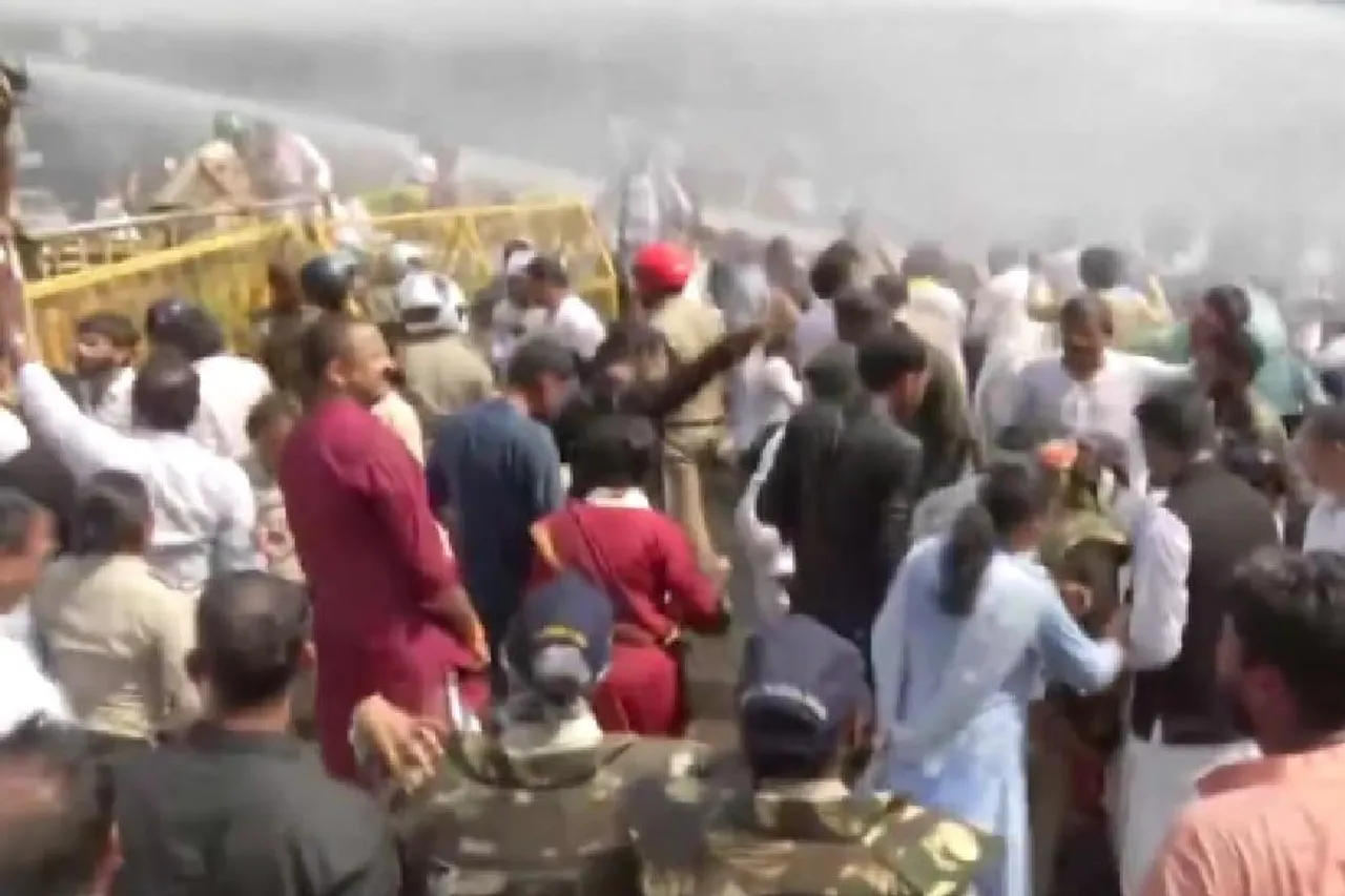 ভোপালে কংগ্রেসের বিক্ষোভ, জলকামান চালালো পুলিশ- দেখুন ভিডিও