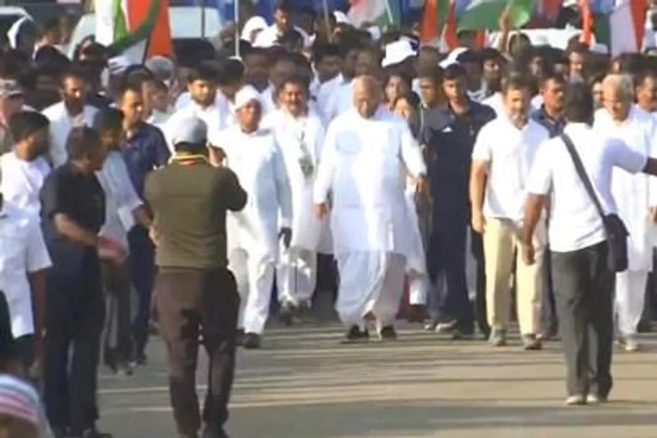 ভারত জোড়ো যাত্রায় রাহুল গান্ধীর সঙ্গে পা মেলালেন মল্লিকার্জুন খাড়গে