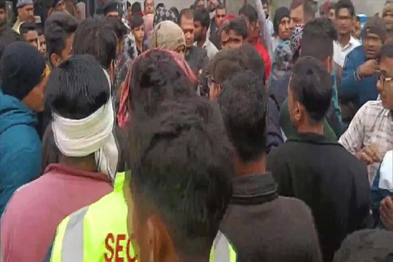 স্কুল ছাত্রীকে পিষে দিল ট্রাক, আগুন লাগিয়ে বিক্ষোভ স্থানীয়দের