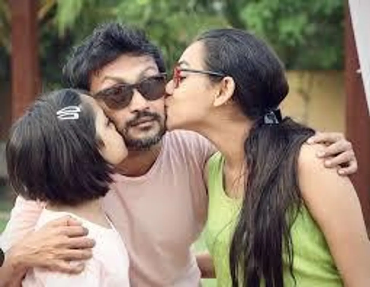 দুই মেয়ের সঙ্গে মজার ছবি শেয়ার করলেন বিরসা দাশগুপ্ত