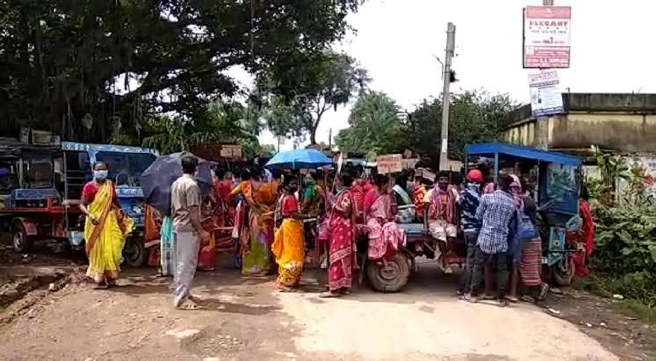 ভাঙা সেতু এবং শিক্ষাকেন্দ্র পুনর্নির্মাণের দাবিতে রাস্তা অবরোধ