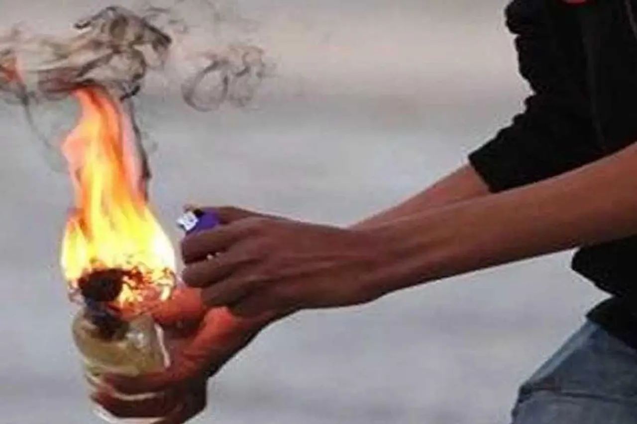 সস্ত্রীক পুরোহিতকে লক্ষ্য করে ছোঁড়া হল পেট্রোল বোমা