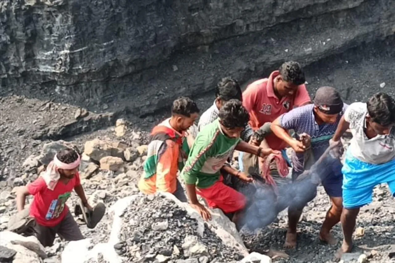 খোলা মুখ খনি থেকে উদ্ধার যুবকের মৃতদেহ