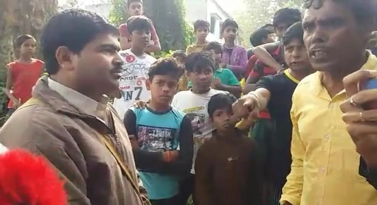 শিশু পুত্র সহ স্ত্রীকে অস্বীকার করার অভিযোগে শিক্ষককে গণধোলাই