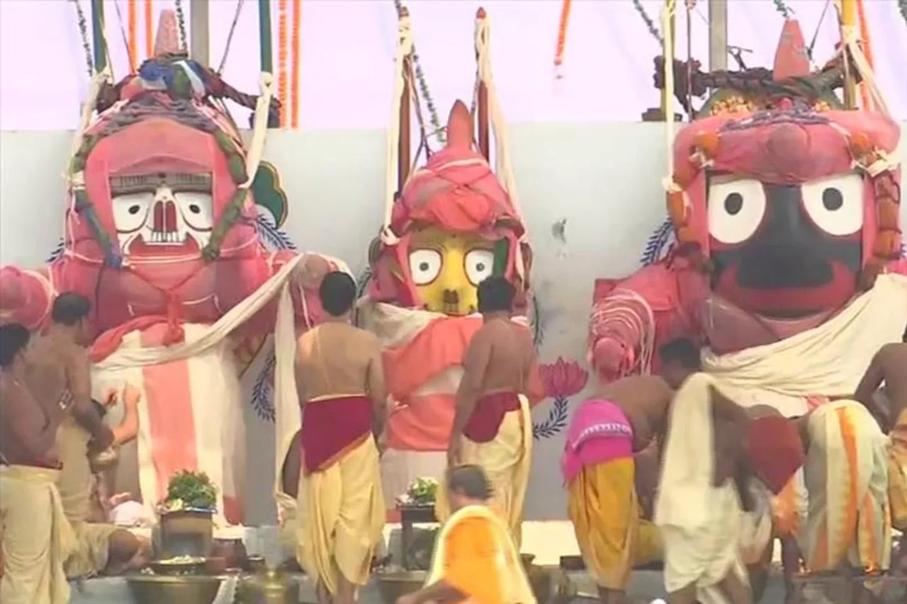 পুরীতে জগন্নাথ দেবের স্নানযাত্রার অনুষ্ঠানে ভক্ত সমাগম