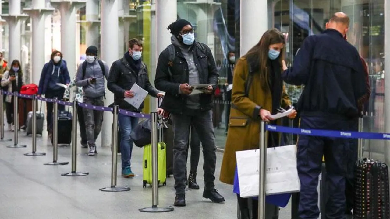 ওমিক্রন-ভয়ে কঠিন বিধি ব্রিটেনে