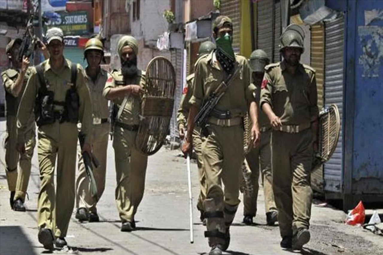 শ্রীনগরে পুলিশকে লক্ষ্য করে গুলি