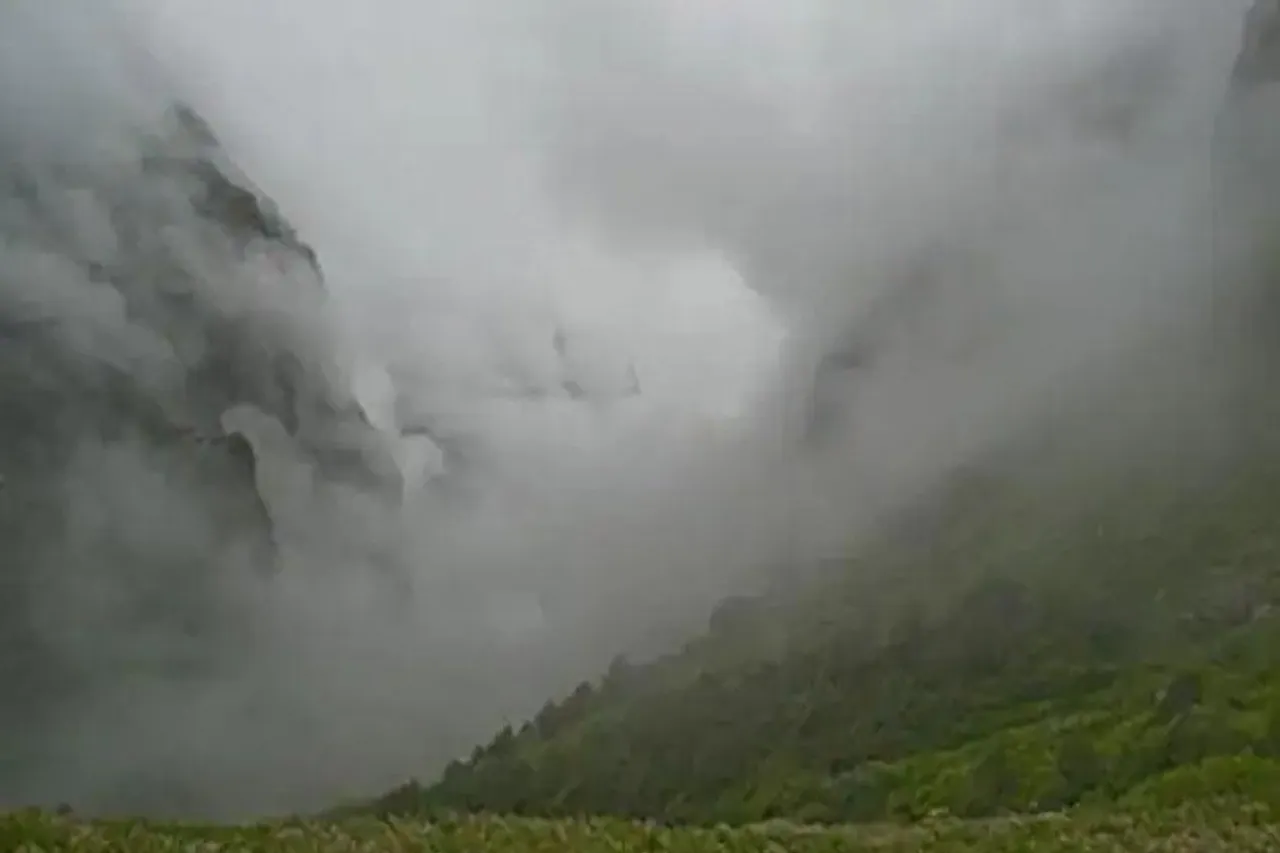 মেঘভাঙ্গা বৃষ্টিতে বিপর্যস্ত উপত্যকা, বাড়ছে মৃত্যু সংখ্যা