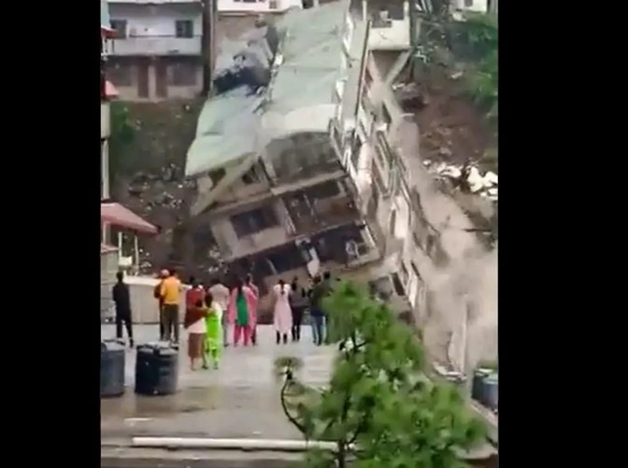 তাসের ঘরের মতো হুরমুড়িয়ে ভেঙ্গে পড়ল বহুতল, দেখুন ভিডিও