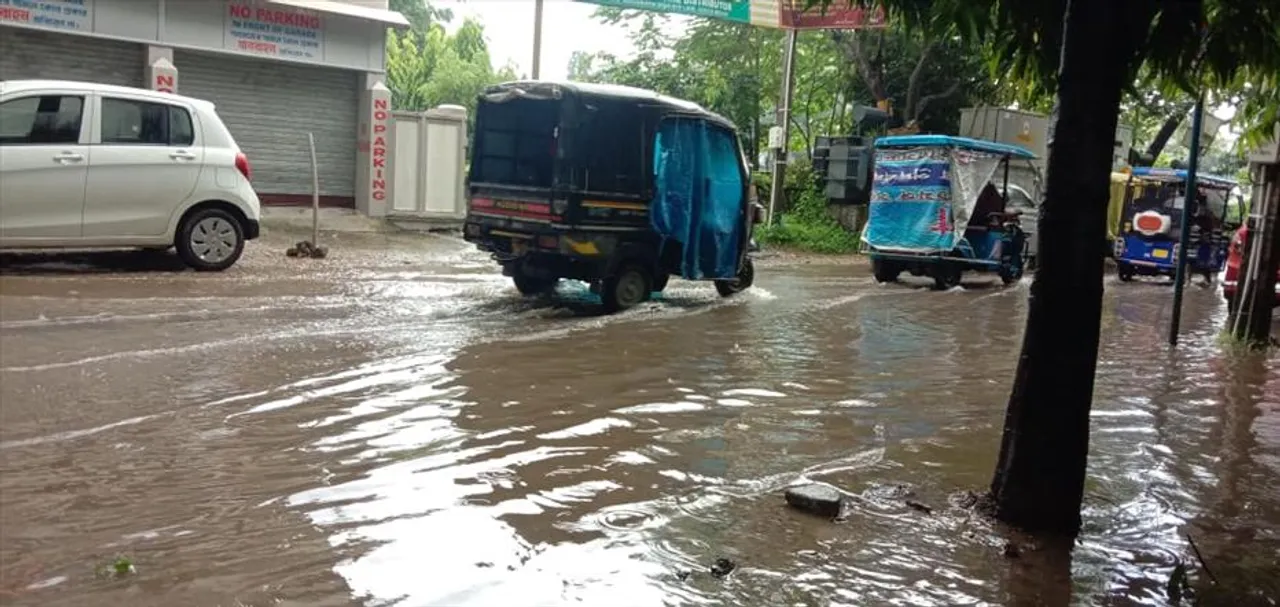 সামান্য বৃষ্টিতেই জলের তলায় শহর