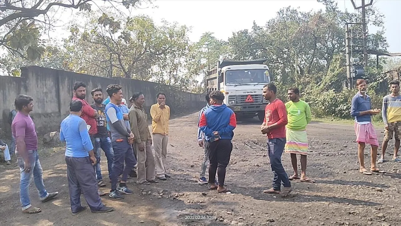 বেহাল রাস্তা সংস্কারের দাবিতে পথ অবরোধ গ্রামবাসীদের