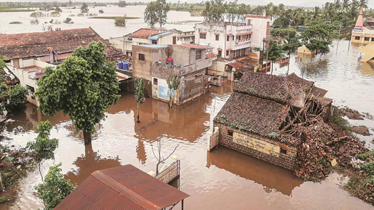 খারাপ আবহাওয়ায় বিমানের রুটে বদল, জলস্তর বৃদ্ধিতে বিপত্তি মুম্বইতে