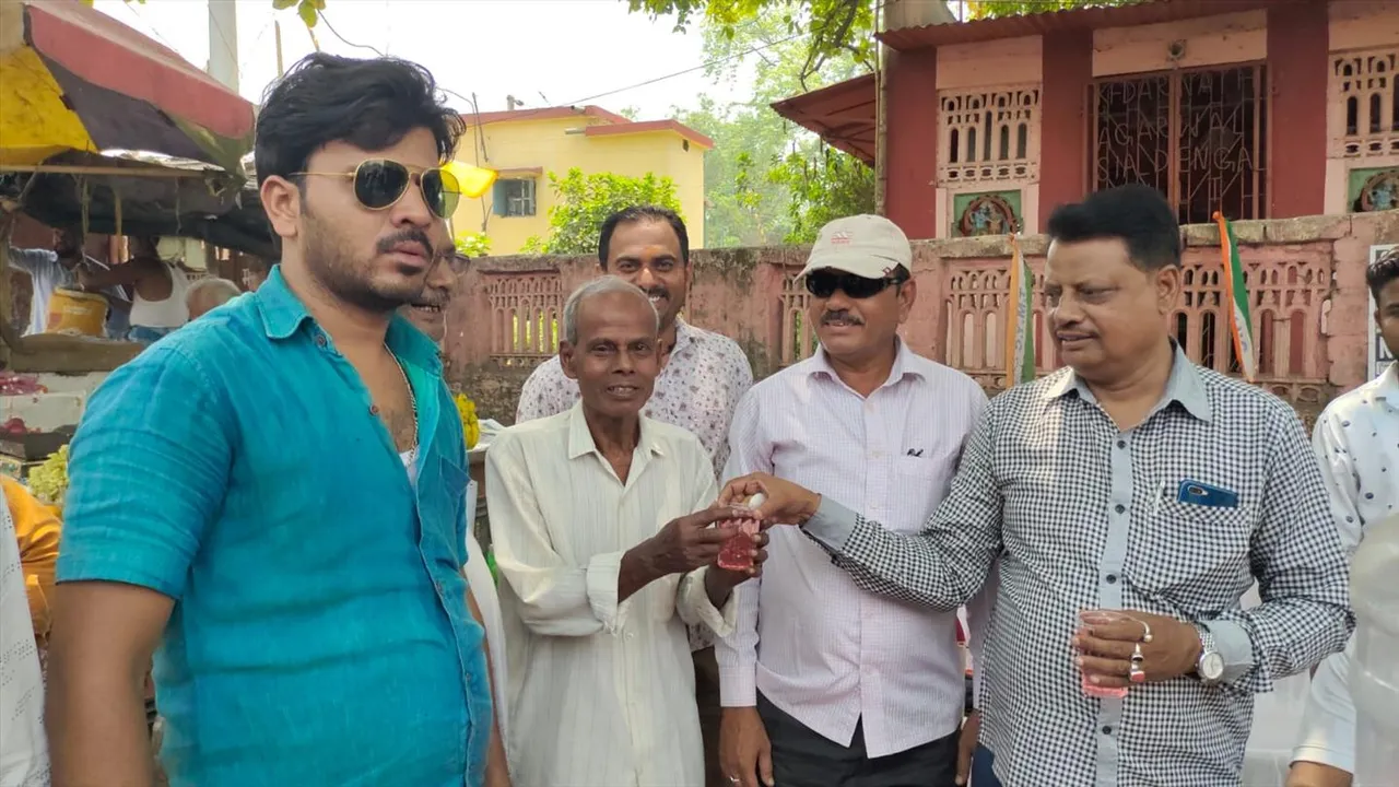 মুখ্যমন্ত্রীর নির্দেশে কুলটিতে পানীয় জল এবং গুড়-বাতাসা বিতরণ