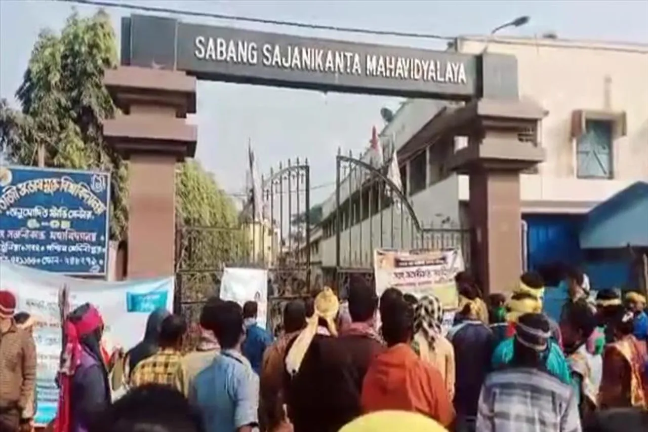 অধ্যাপিকাকে নির্যাতনের অভিযোগে গ্রেফতার অধ্যাপক