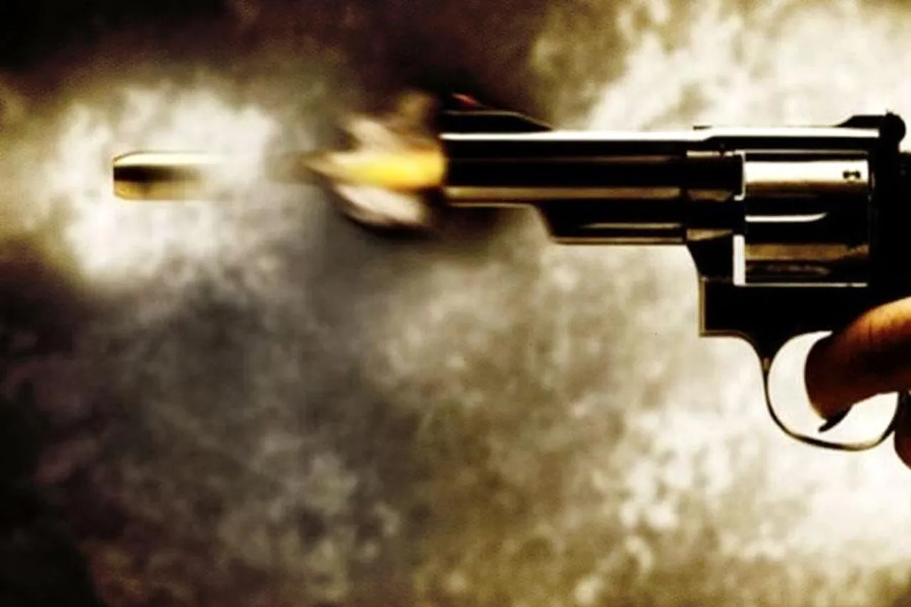 গুলিবিদ্ধ বাবাকে পুড়িয়ে মারল ছেলে