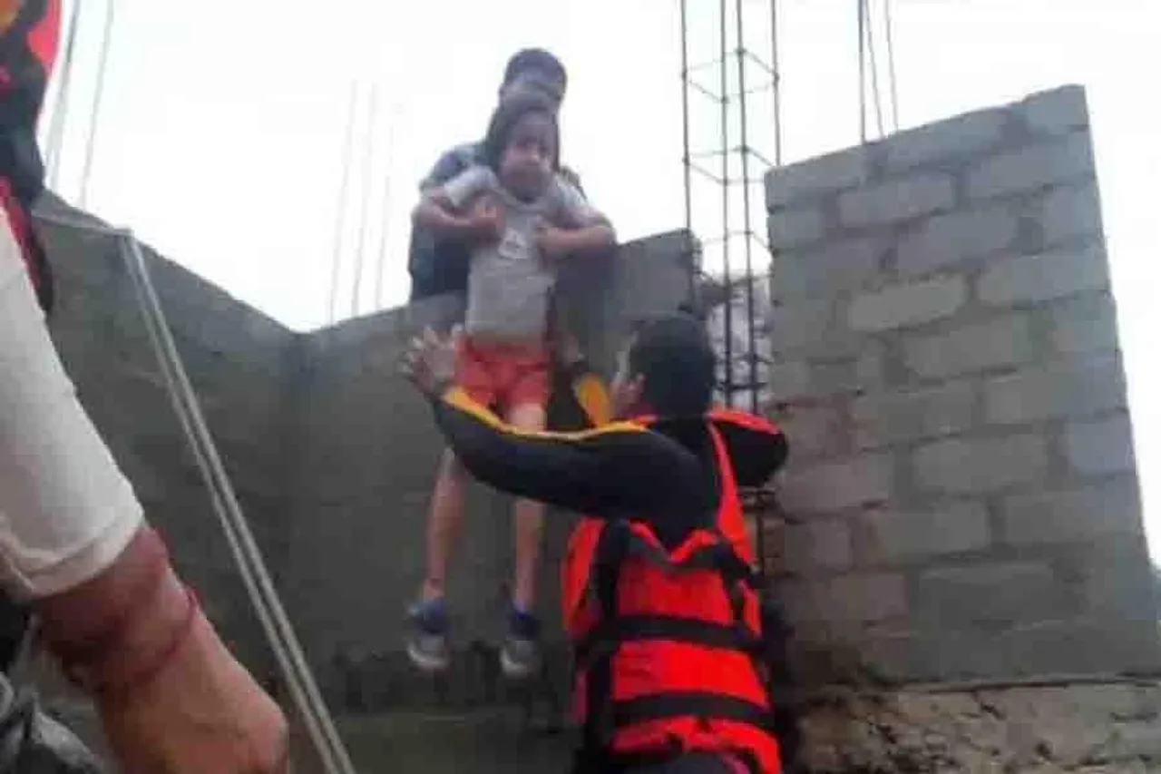 জলবন্দি মানুষদের উদ্ধারে সিভিল ডিফেন্স দল