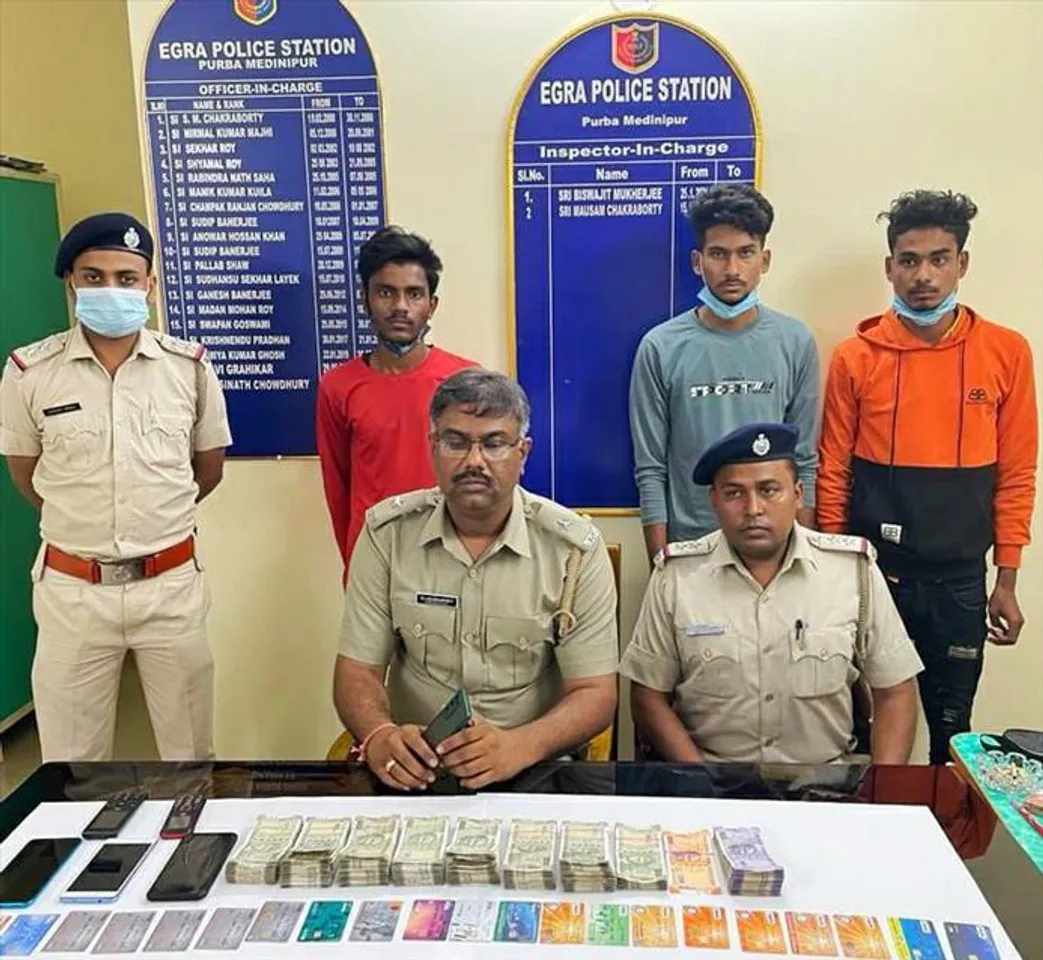 প্রতারণা করে টাকা হাতিয়ে নেওয়ার অভিযোগে গ্রেপ্তার তিন