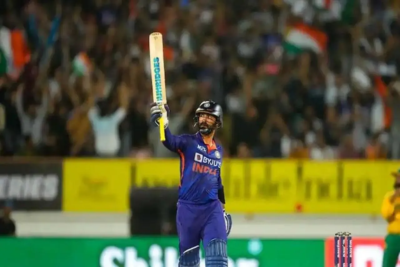 পুরস্কার পেলেন কার্তিক