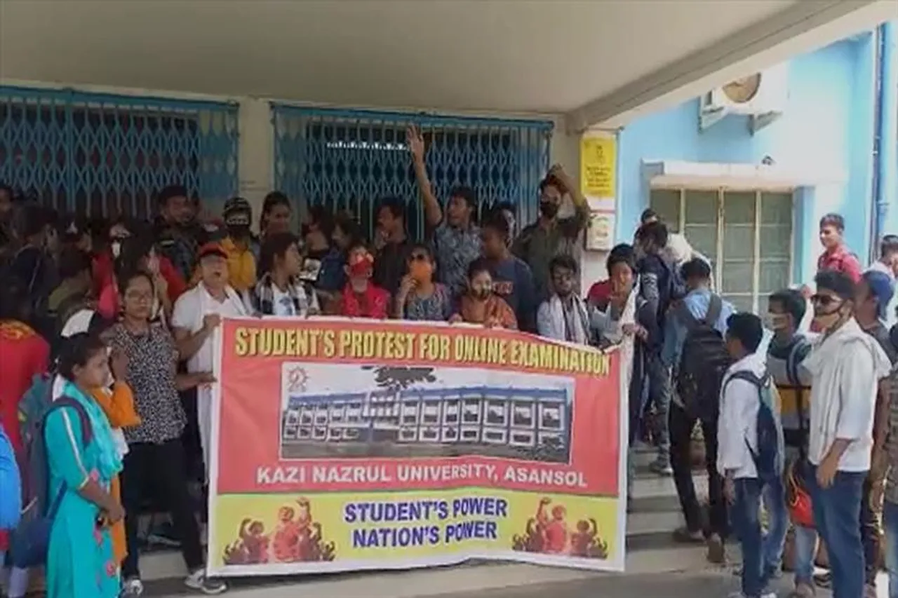 অনলাইনে পরীক্ষার দাবিতে বিক্ষোভ