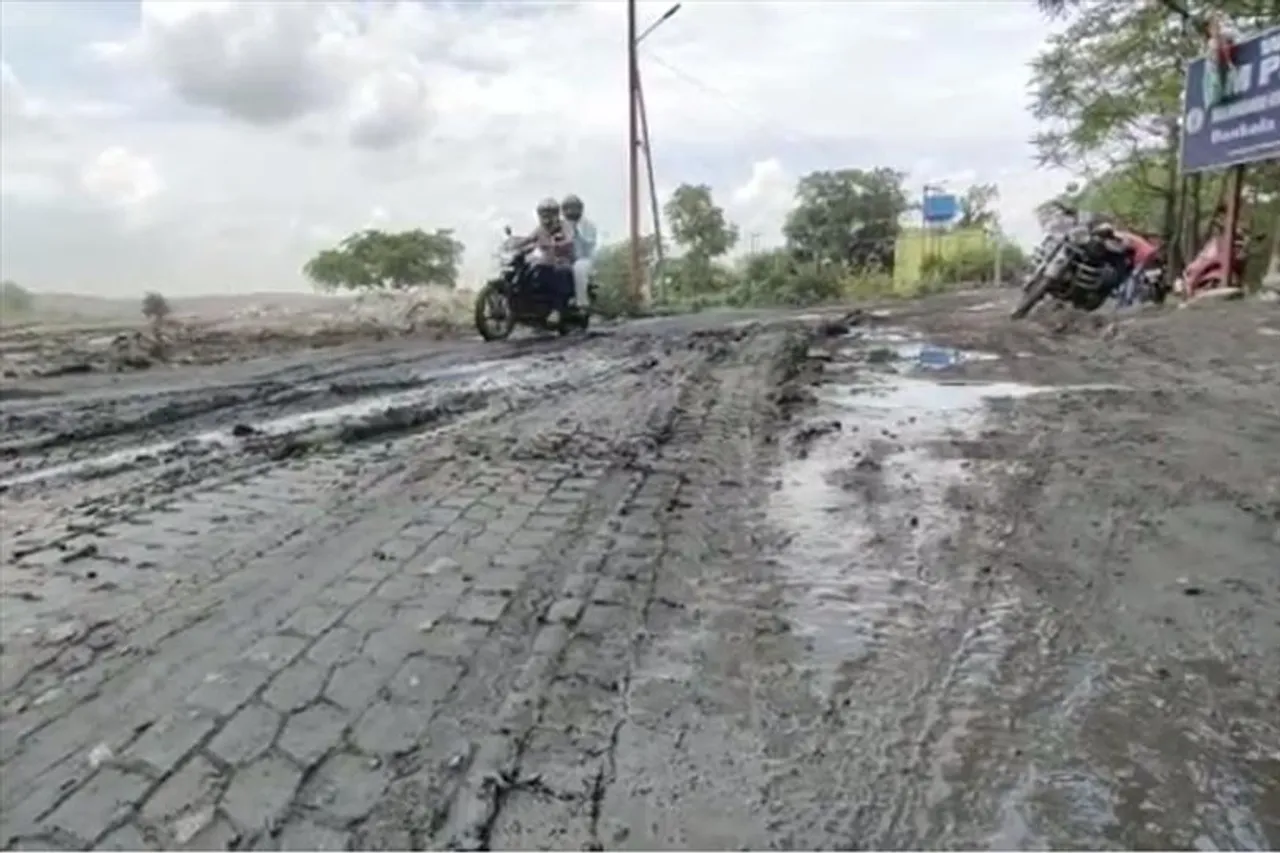 ইসিএলের কয়লা পরিবহনের জেরে ভেঙেছে রাস্তা বাড়ছে দুর্ঘটনা